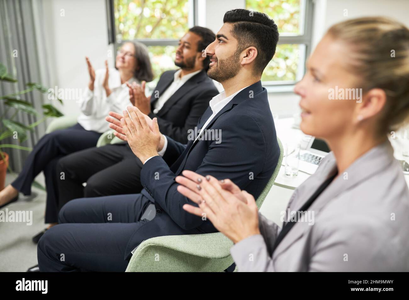 Eine Gruppe von Geschäftsleuten klatscht und applaudiert in einem Seminar im Konferenzraum Stockfoto
