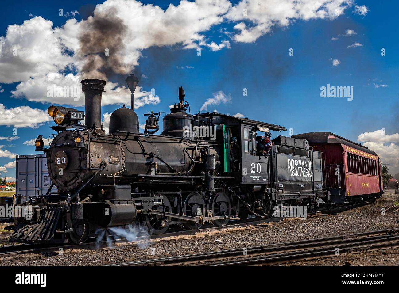 Antonito, CO - 23. August 2021: Kohleverbrennung Schenectady arbeitet Dampflokomotive Rio Grande Southern 20 während einer öffentlichen Dampf in den Cumbres und zu Stockfoto