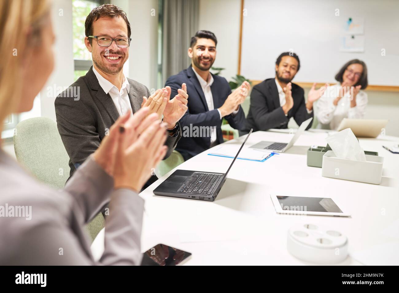 Gruppe von Geschäftsleuten, die im Büro Applaus geben und um Zustimmung und Lob klatschen Stockfoto