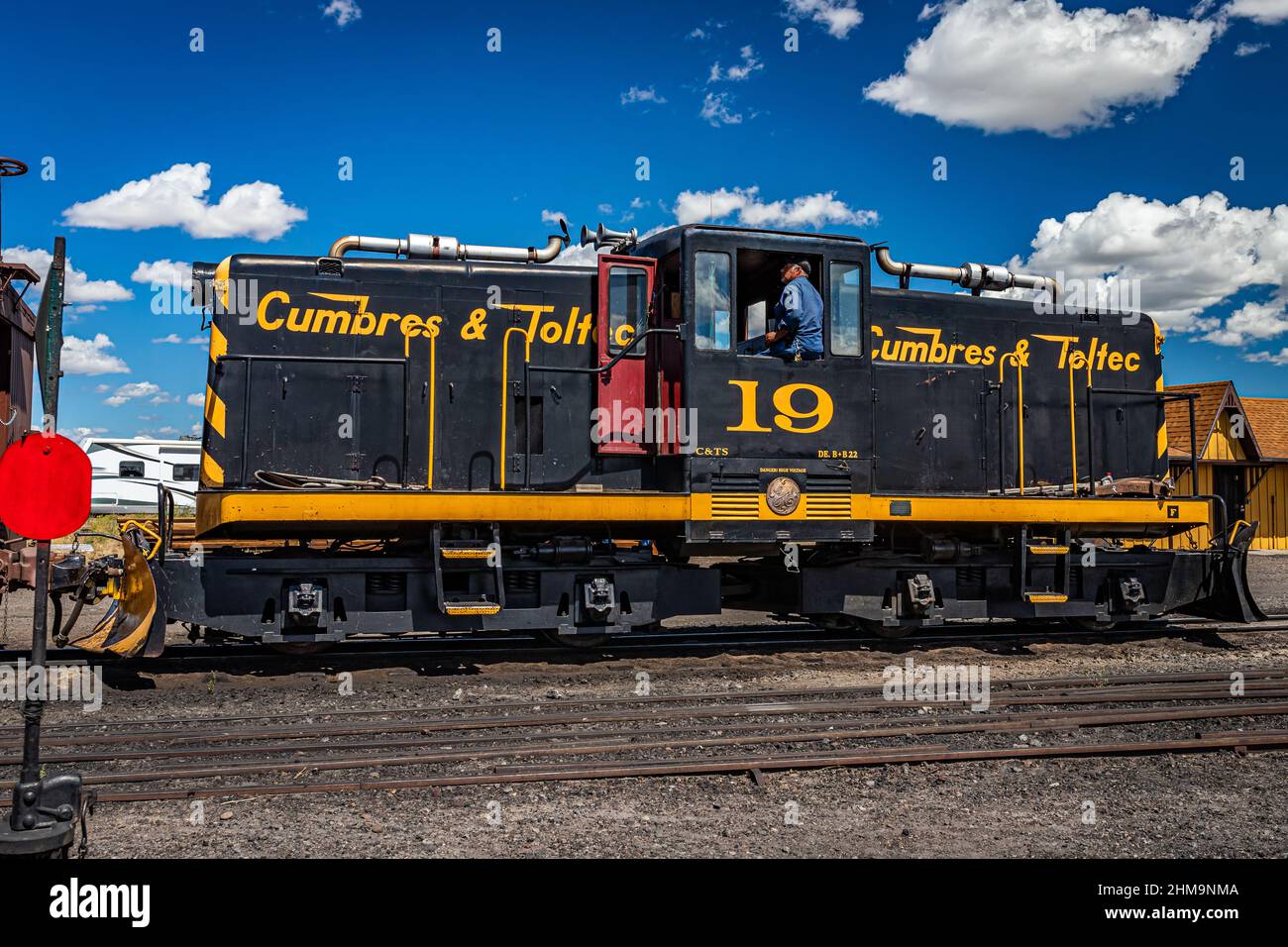 Antonito, CO - 23. August 2021: Cumbres und Toltec 19 General Electric 50-Tonnen-Diesel-Elektroschaltlokomotive unterstützt einen Zug durch den Hof Stockfoto