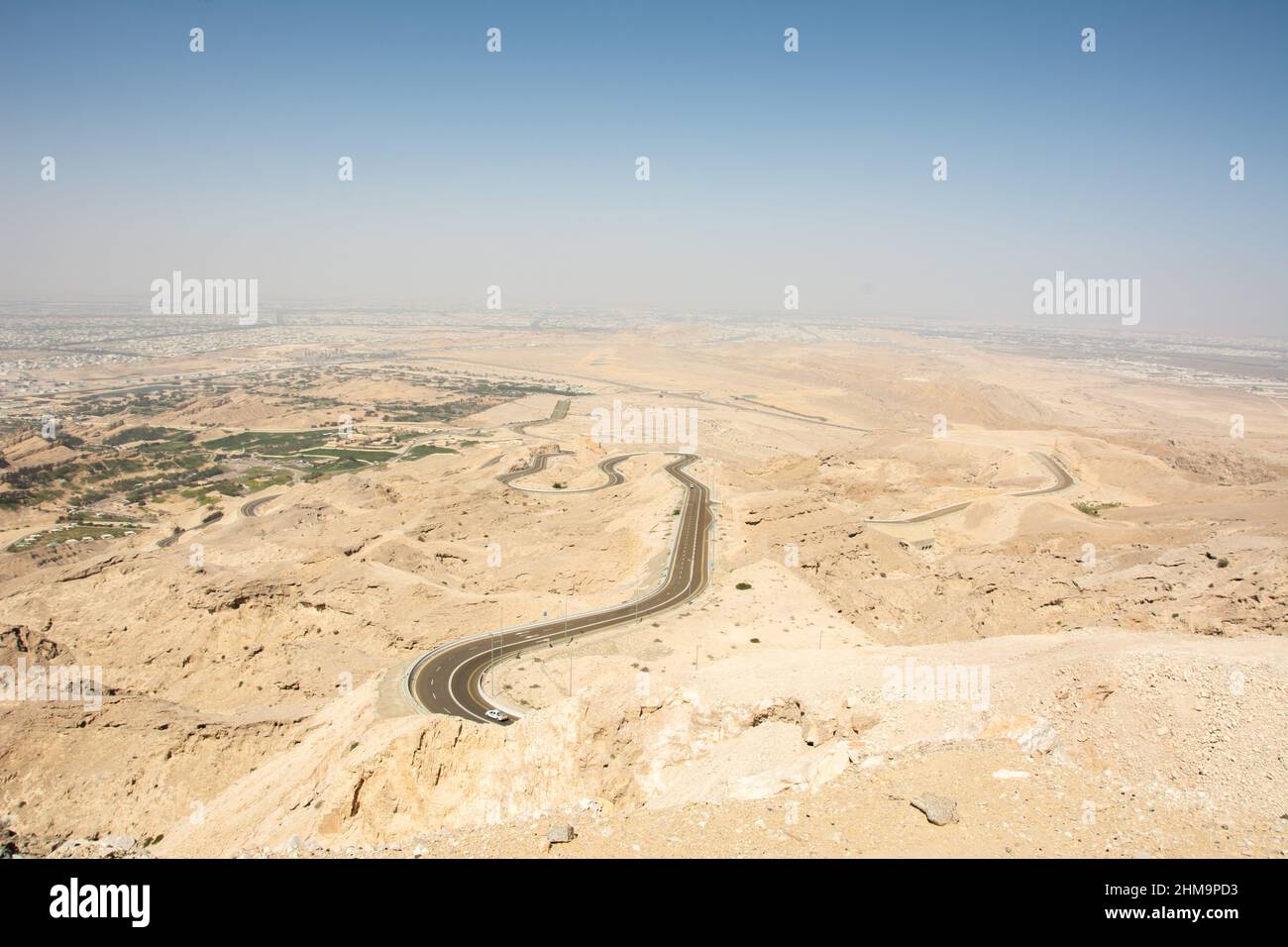 Der Blick auf eine kurvenreiche Straße bis zum Gipfel des Jabal Hafeet ('Mount Hafeet') Gebirges in der Region Tawam, südlich der Stadt Al Ain Stockfoto