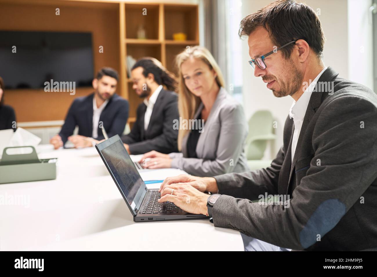 Geschäftsleute arbeiten in einem Computerkurs im Konferenzraum am Computer Stockfoto