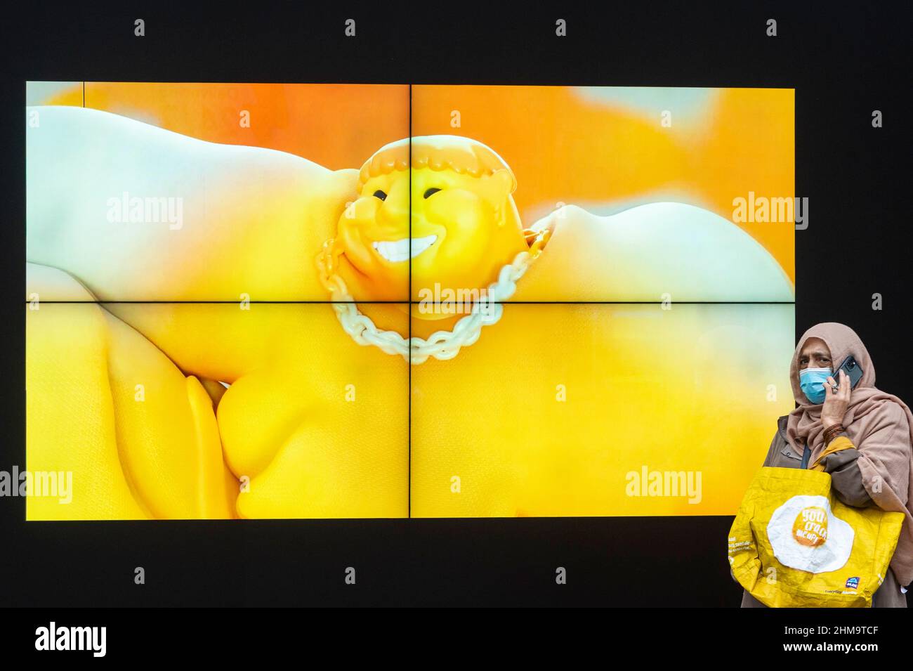 London, Großbritannien. 8. Februar 2022. Ein Shopper vor einem Schaufenster von Selfridges in der Oxford Street. Das British Retail Consortium hat berichtet, dass die Einzelhandelsumsätze im Januar im Vergleich zum 2021. Januar zwar gestiegen sind, die steigende Inflation und die höheren Energiekosten jedoch zwangsläufig dazu führen werden, dass die Käufer ihre Ausgaben in den nächsten Monaten eindämmen, was sich negativ auf die Einzelhandelsbranche auswirken wird. Kredit: Stephen Chung / Alamy Live Nachrichten Stockfoto