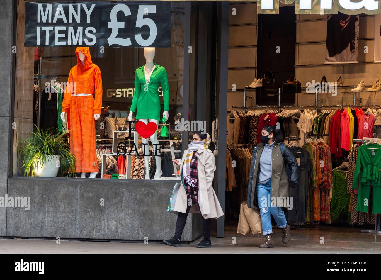 London, Großbritannien. 8. Februar 2022. Einkäufer in einem Discounter in der Oxford Street. Das British Retail Consortium hat berichtet, dass die Einzelhandelsumsätze im Januar im Vergleich zum 2021. Januar zwar gestiegen sind, die steigende Inflation und die höheren Energiekosten jedoch zwangsläufig dazu führen werden, dass die Käufer ihre Ausgaben in den nächsten Monaten eindämmen, was sich negativ auf die Einzelhandelsbranche auswirken wird. Kredit: Stephen Chung / Alamy Live Nachrichten Stockfoto