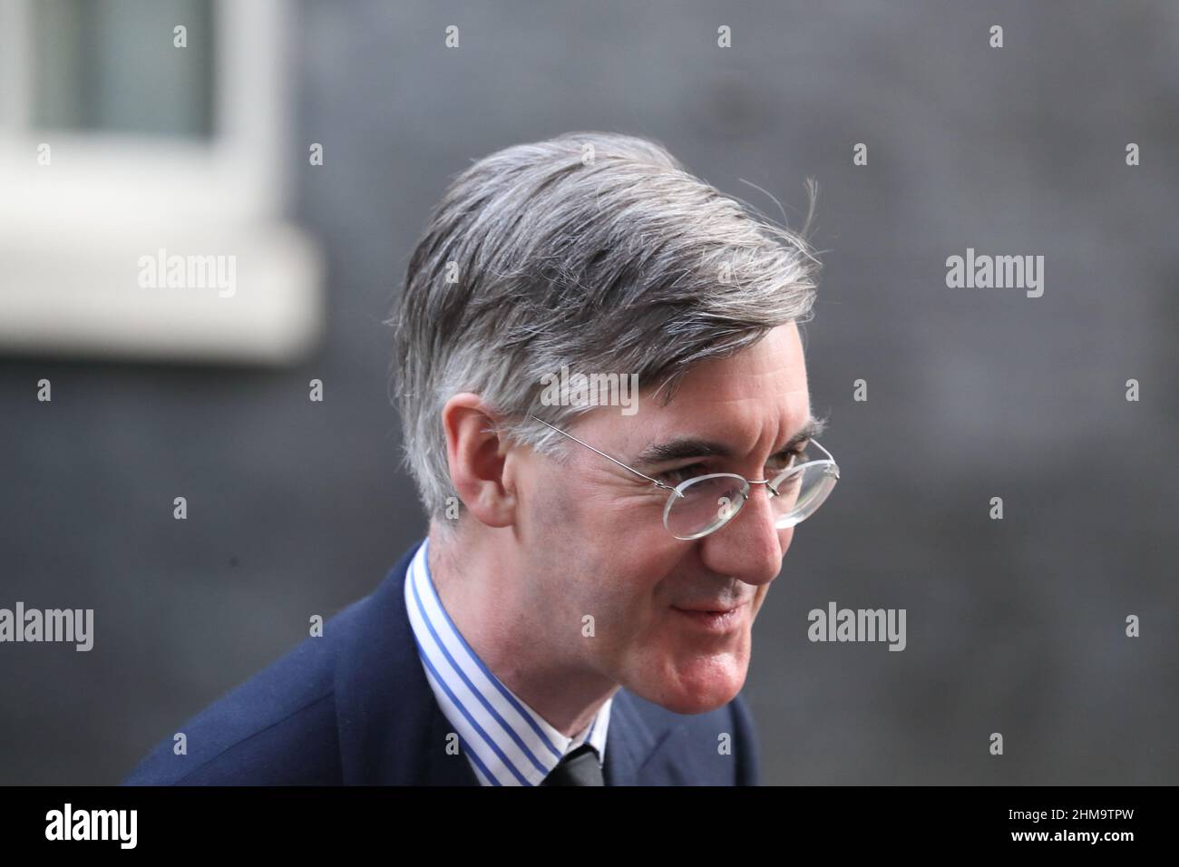 London, Großbritannien. 8th. Februar 2022. Jacob Rees-Mogg, der neu ernannte Staatsminister für Brexit-Chancen und Effizienz der Regierung, scheide nach der wöchentlichen Kabinettssitzung in der Downing Street Nr. 10. Quelle: Uwe Deffner/Alamy Live News Stockfoto