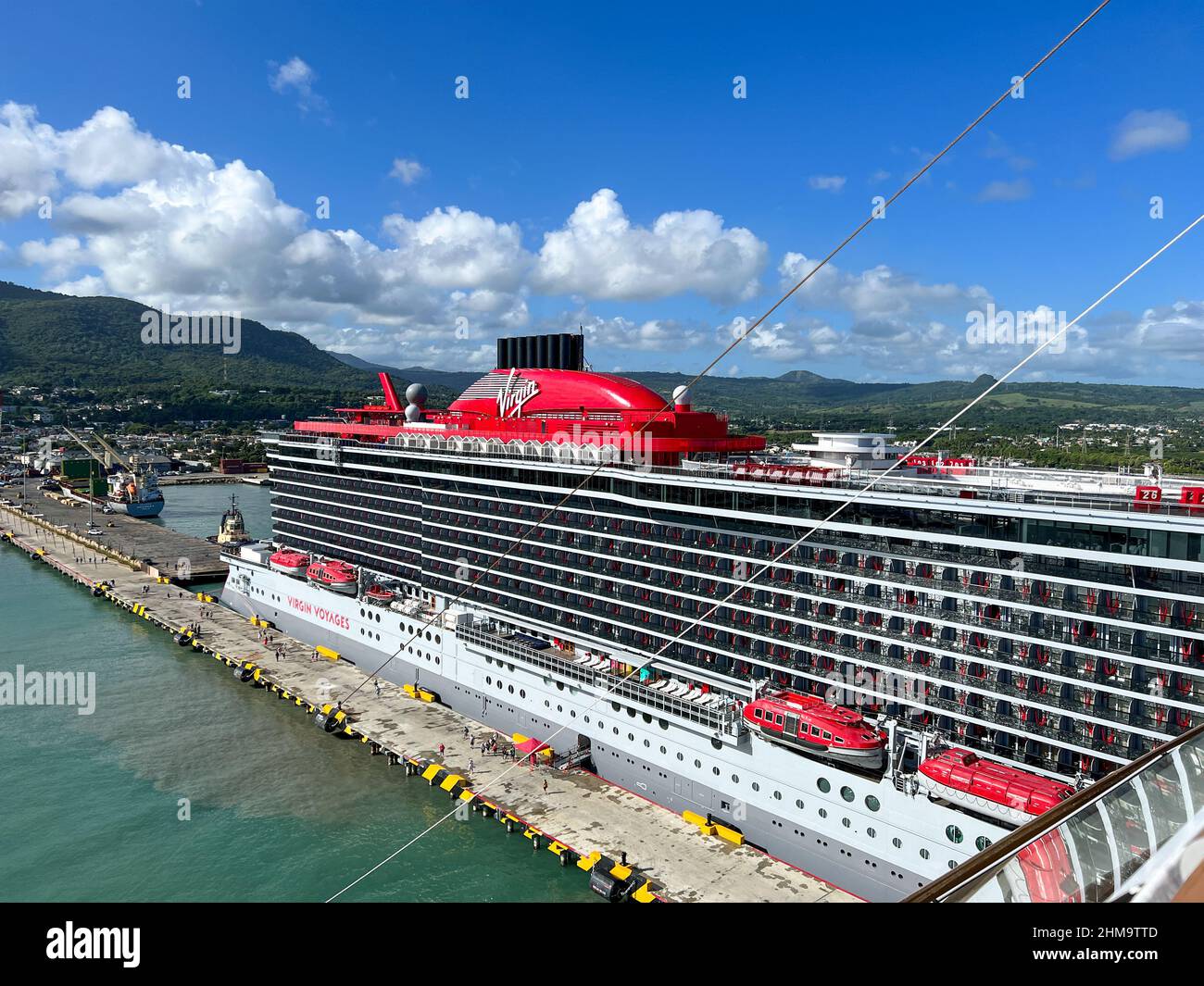 Puerto Plata, DR – 10. Januar 2022: Das Kreuzfahrtschiff Scarlet Lady a Virgin Voyages Cruise Line dockte in Puerto Plata, Dominikanische Republik an. Stockfoto