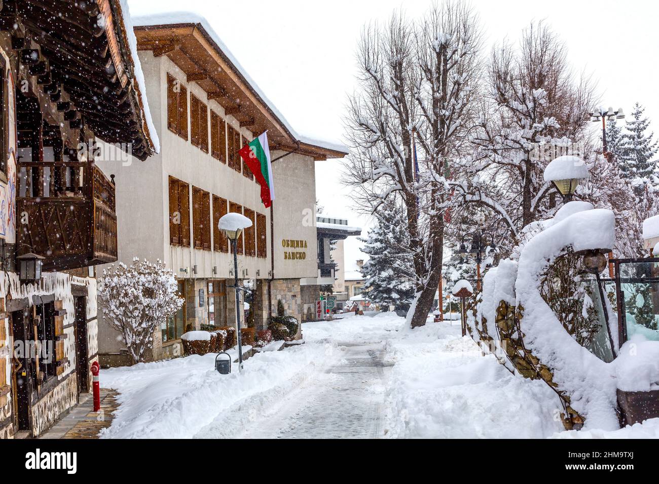 Bansko, Bulgarien - 2. Februar 2022: Die lokale Gemeinde befindet sich im alten Stadtzentrum am Nikola Vaptsarov Platz, Winteransicht Stockfoto