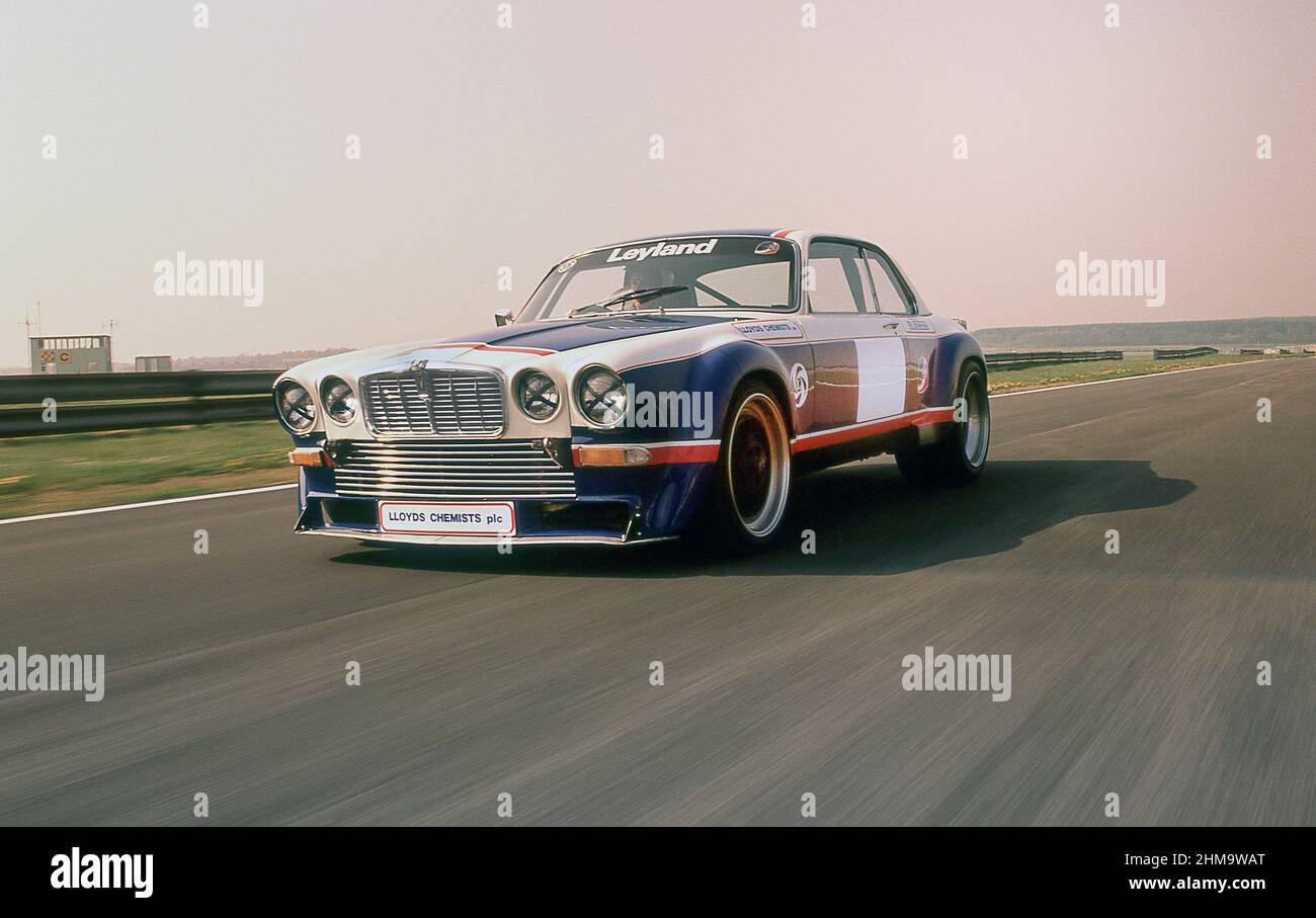 1976 Jaguar XJ12C, gebaut von Broadspeed, Testfahrten auf der Silverstone-Rennstrecke YK Stockfoto