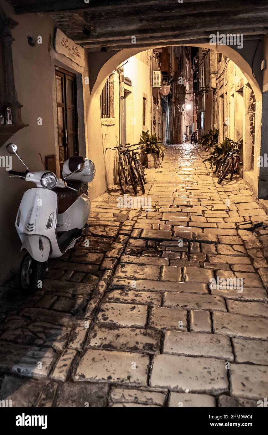 Schmale Gasse Mit Fahrrädern Und Motorrädern In Der Altstadt Der Stadt Rovinj In Kroatien Stockfoto