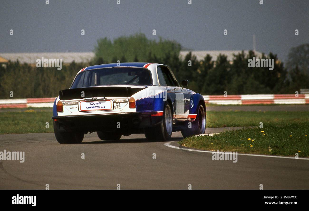 1976 Jaguar XJ12C, gebaut von Broadspeed, Testfahrten auf der Silverstone-Rennstrecke YK Stockfoto