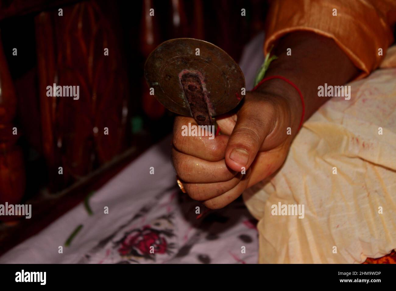 Der hinduistische Bräutigam aus Bangladesch hält zum Zeitpunkt der Ehe Darpan oder Mirror in der Hand. Es ist ein bengalisches Hindu-Ritual. Selektiver Fokus Stockfoto