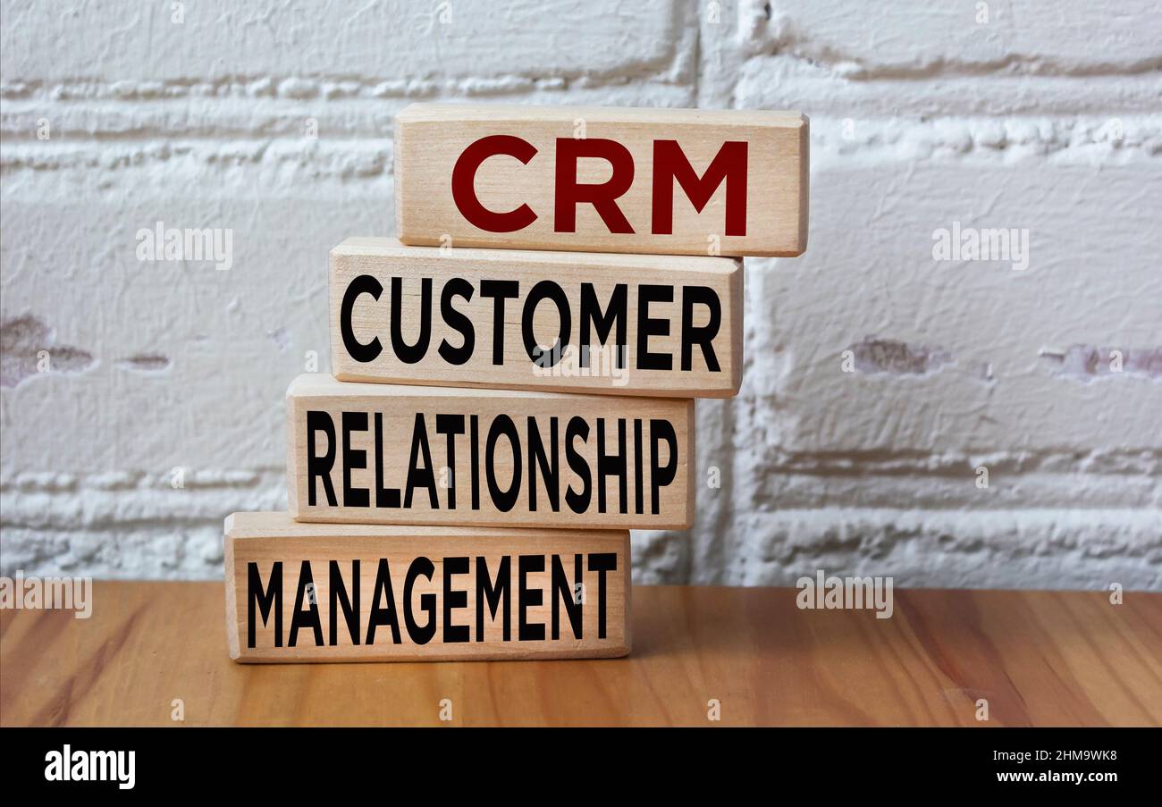 CRM Customer Relationship Management System, Text auf Holzblöcken Stockfoto