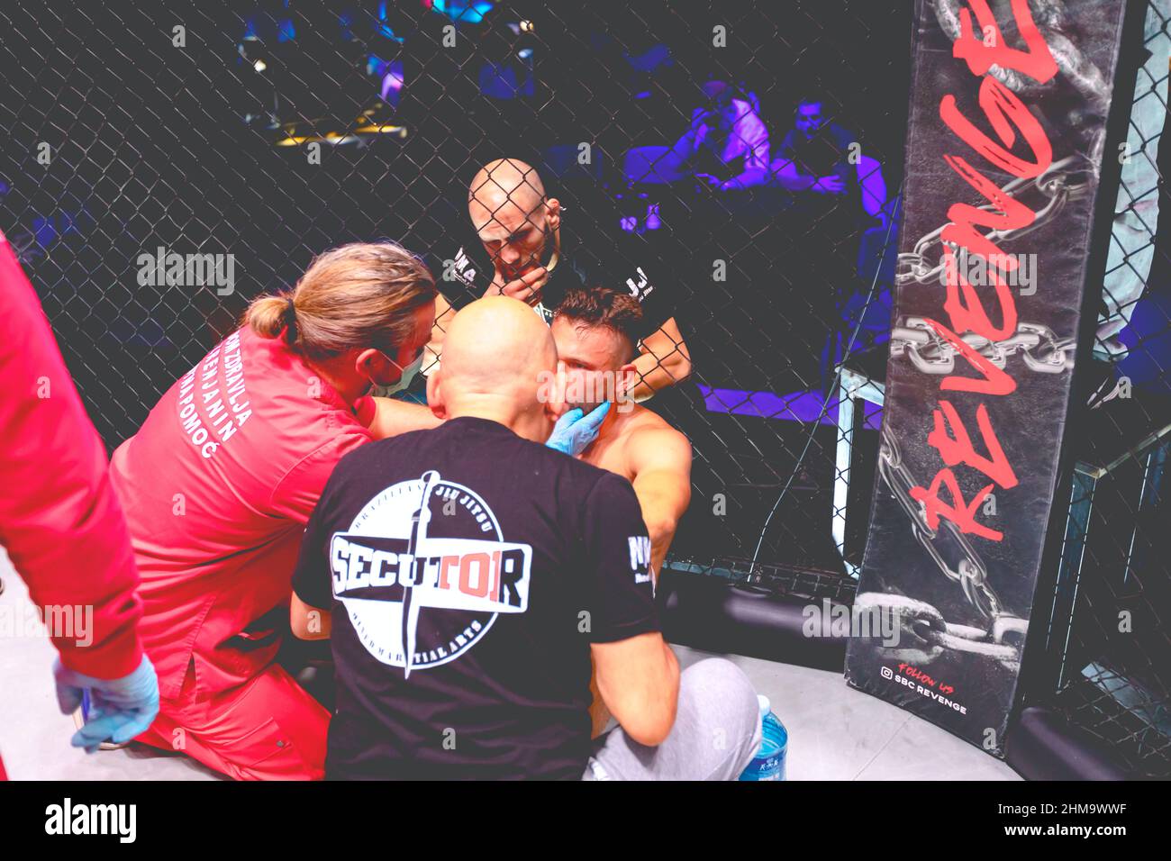 Zrenjanin, Vojvodina, Serbien 16. Oktober 2021: MMA XXXVI SBC Turnier. Eine Gruppe von medizinischem Personal leistet dem MMA-Kämpfer in fighti medizinische Hilfe Stockfoto