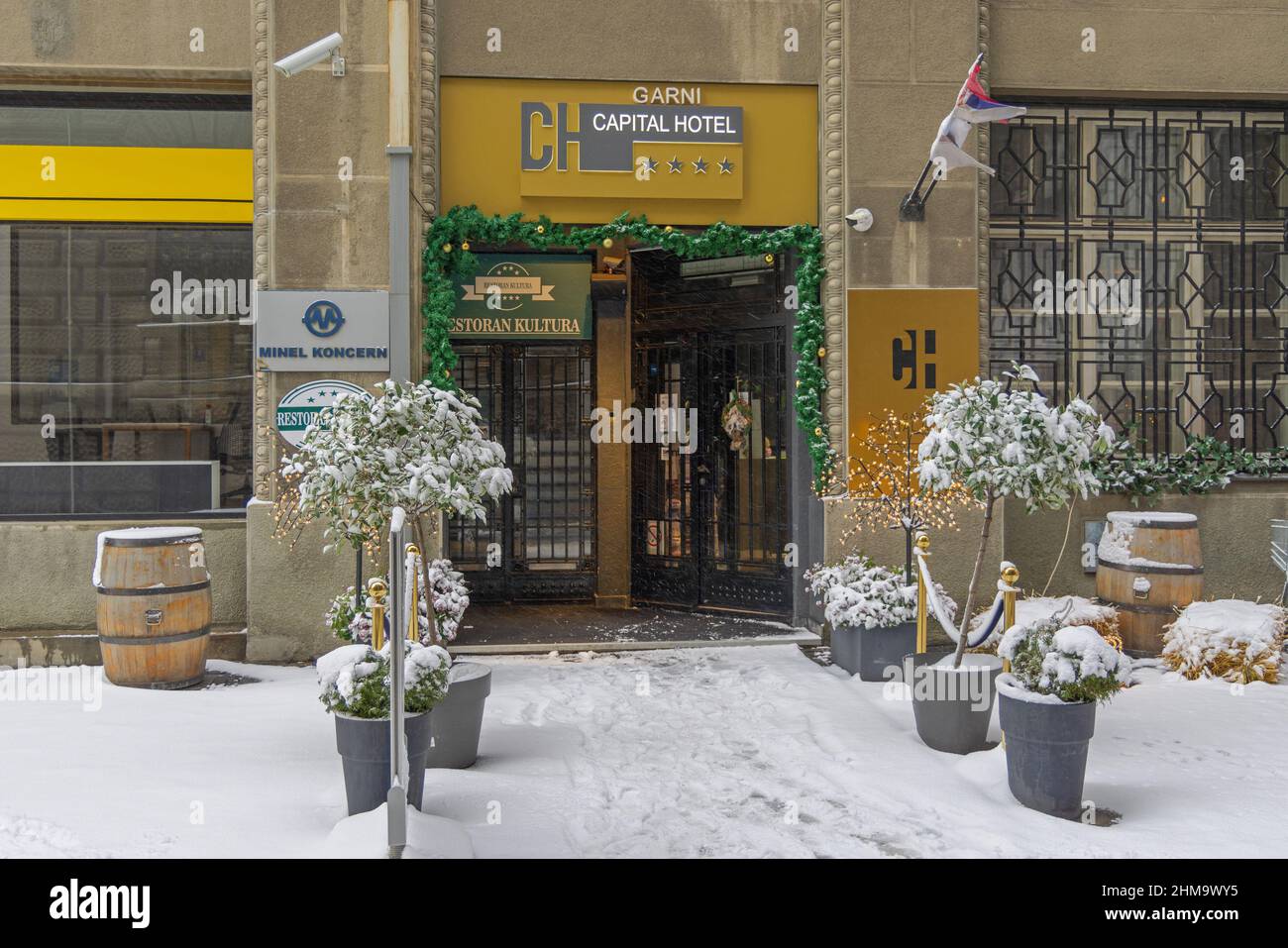 Belgrad, Serbien - 22. Januar 2022: Vier-Sterne Garni Capital Hotel im Stadtzentrum am kalten Wintertag mit Schnee. Stockfoto