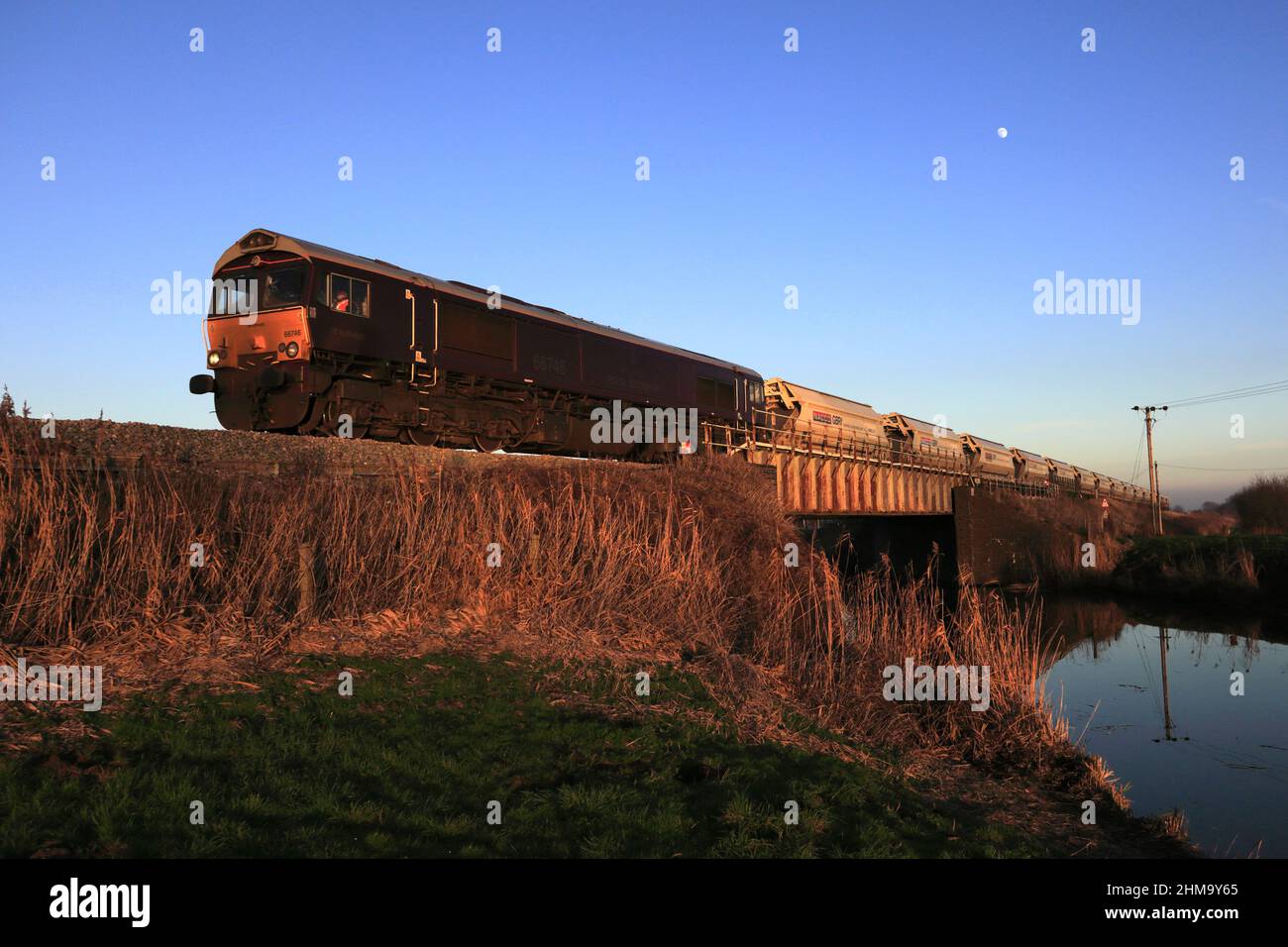 GBRF 66746 Diesel-Güterzug in der Nähe des Stadtbahnhofs von Whittlesey, Fenland, Cambridgeshire, England. Stockfoto