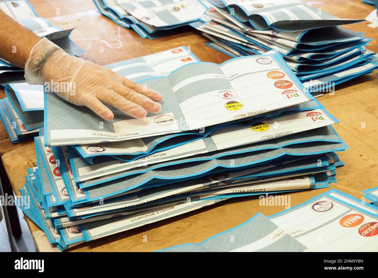 Italien, Arezzo, 22. september 2020 : Zählen der Stimmen der Kommunalwahlen. Die Zählung erfolgt mit Sicherheitsmaßnahmen, um Vertragsverträge zu vermeiden Stockfoto