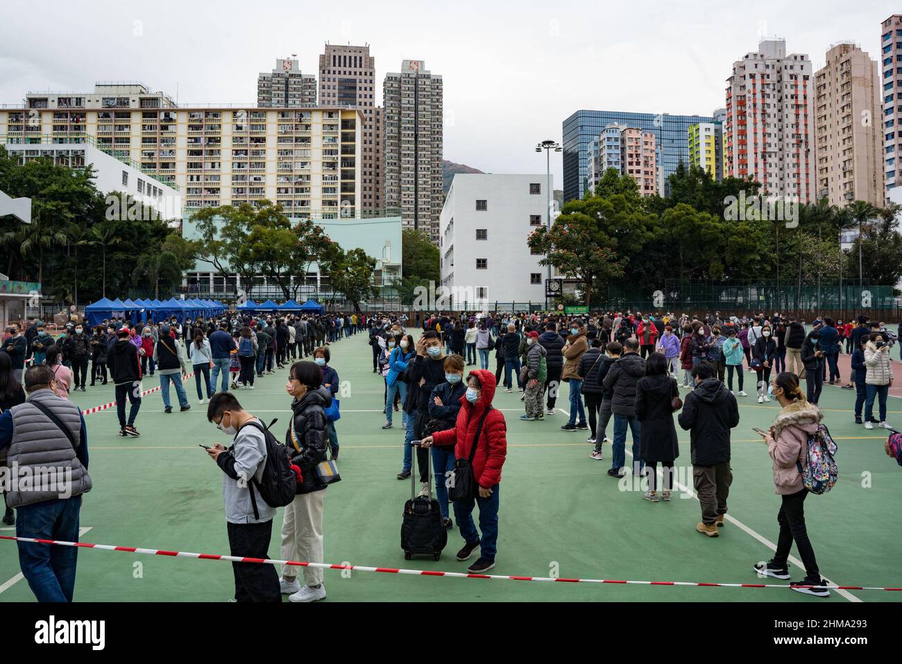 Hongkong, China. 08th. Februar 2022. In einem Covid-19 Nukleinsäuretestzentrum in Tsuen Wan Sports Ground stehen Menschen Schlange. Während Hongkong gegen die fünfte Welle von Covid-19 kämpft, haben Gesundheitsbehörden einen Rekordwert von 625 Covid-19 Fällen gemeldet. Während sich Bewohner für Covid-19-Tests in der Stadt anstellen, kündigt die Regierung an, dass öffentliche Versammlungen und private Räumlichkeiten von mehr als zwei Familien verboten werden dürfen. Kredit: SOPA Images Limited/Alamy Live Nachrichten Stockfoto