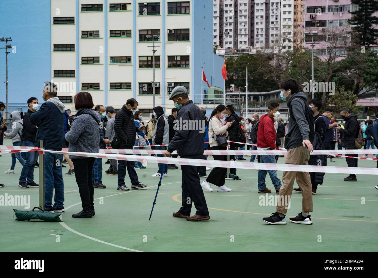 Hongkong, China. 08th. Februar 2022. In einem Covid-19 Nukleinsäuretestzentrum in Tsuen Wan Sports Ground stehen Menschen Schlange. Während Hongkong gegen die fünfte Welle von Covid-19 kämpft, haben Gesundheitsbehörden einen Rekordwert von 625 Covid-19 Fällen gemeldet. Während sich Bewohner für Covid-19-Tests in der Stadt anstellen, kündigt die Regierung an, dass öffentliche Versammlungen und private Räumlichkeiten von mehr als zwei Familien verboten werden dürfen. Kredit: SOPA Images Limited/Alamy Live Nachrichten Stockfoto