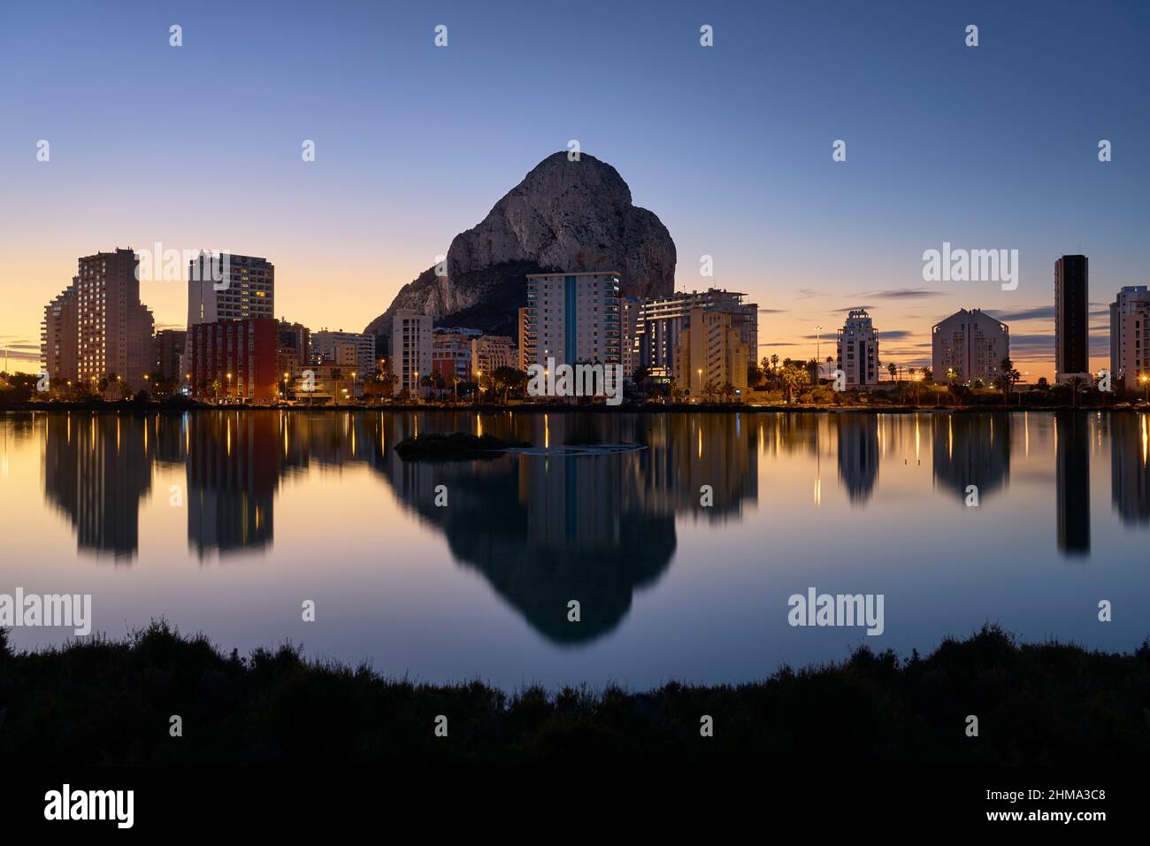 Blick auf die Stadt Calpe bei Sonnenaufgang von Les Salines Stockfoto