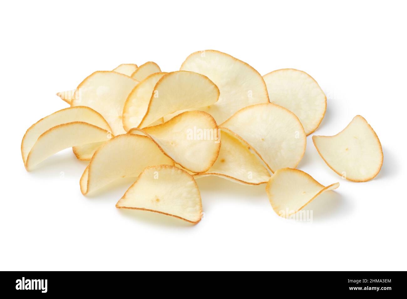 Haufen frittierter knuspriger Cassava-Chips aus der Nähe voll isoliert auf weißem Hintergrund Stockfoto