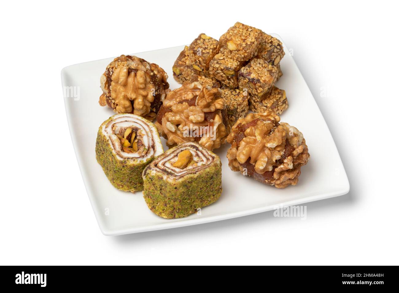 Teller mit Variation von süßen türkischen Delight mit Nüssen Nahaufnahme isoliert auf weißem Hintergrund Stockfoto