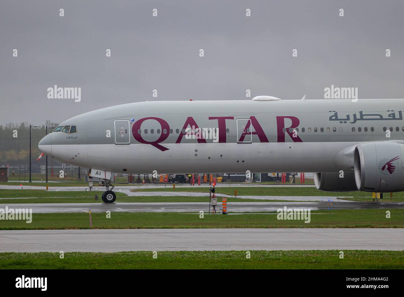 Montreal, Quebec, Kanada 10-02-2021: Die vordere Hälfte einer Qatar Boeing B777, die in Montreal landete und an einem regnerischen Nachmittag aus Doha eintraf. Registrierung Stockfoto