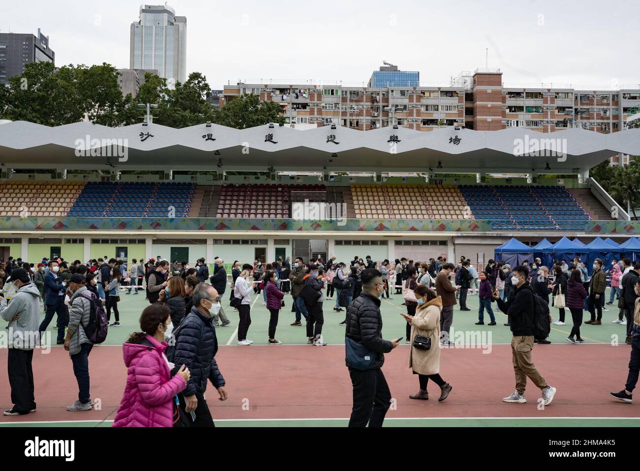 Hongkong, China. 08th. Februar 2022. In einem Covid-19 Nukleinsäuretestzentrum in Tsuen Wan Sports Ground stehen Menschen Schlange. Während Hongkong gegen die fünfte Welle von Covid-19 kämpft, haben Gesundheitsbehörden einen Rekordwert von 625 Covid-19 Fällen gemeldet. Während sich Bewohner für Covid-19-Tests in der Stadt anstellen, kündigt die Regierung an, dass öffentliche Versammlungen und private Räumlichkeiten von mehr als zwei Familien verboten werden dürfen. (Foto von Dominic Chiu/SOPA Images/Sipa USA) Quelle: SIPA USA/Alamy Live News Stockfoto