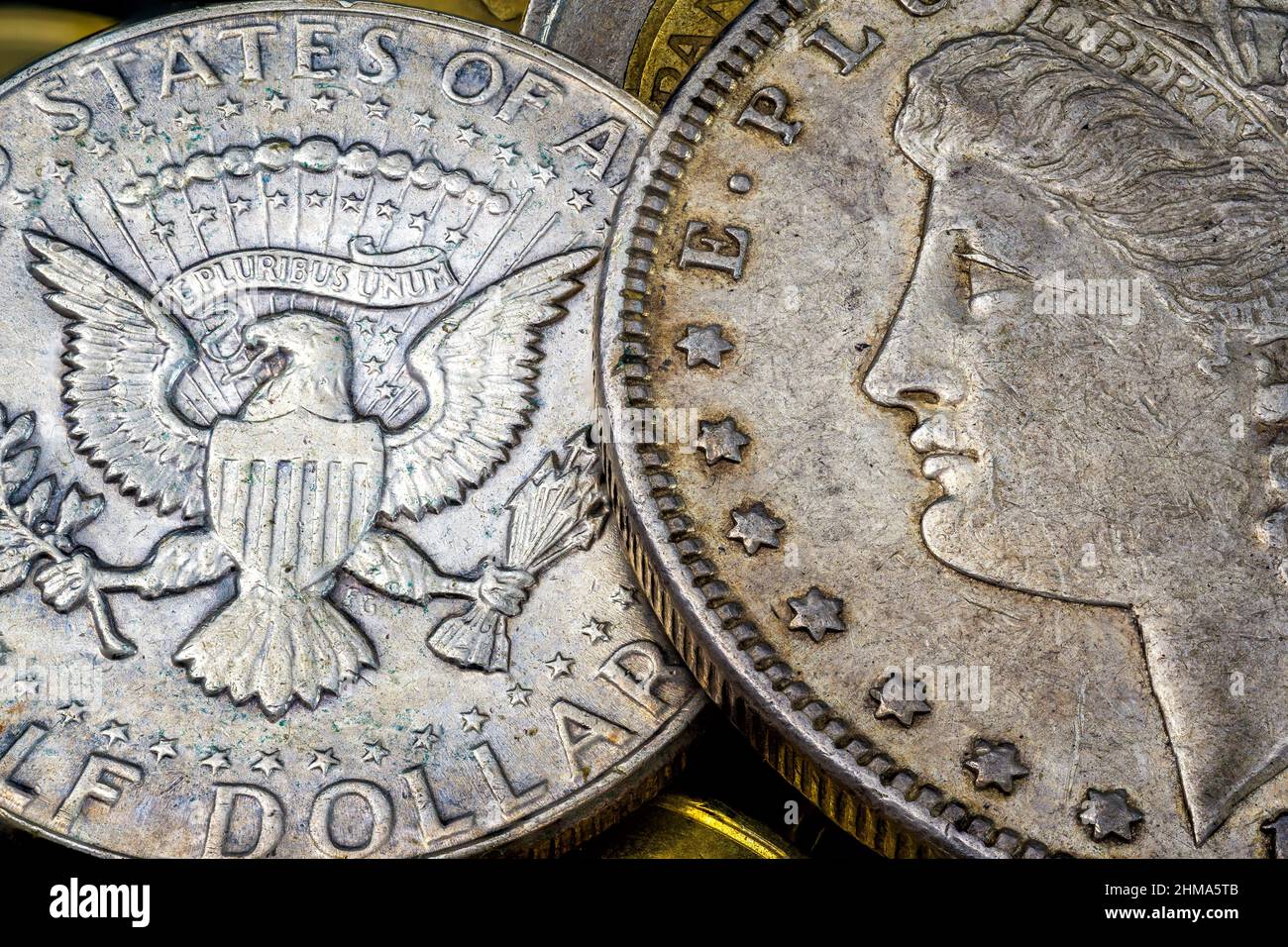 Cádiz, Spanien: 8th 2022. Februar 1890 eine Dollar und eine halbe Dollar Münze aus nächster Nähe Stockfoto