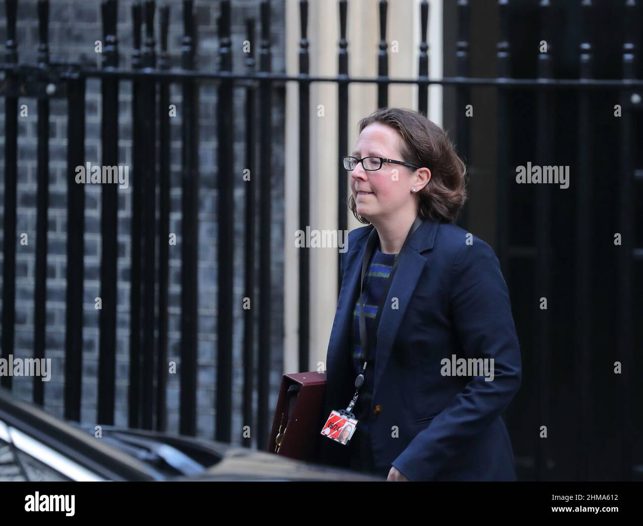 London, Großbritannien. 8th. Februar 2022. Die Leiterin des Oberhauses, Baroness Evans von Bowes Park, verließ das Haus nach der wöchentlichen Kabinettssitzung in der Downing Street Nr. 10. Quelle: Uwe Deffner/Alamy Live News Stockfoto