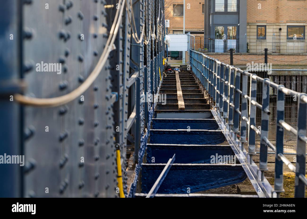 Leith, Edinburgh, Schottland, Großbritannien, 8th. Februar 2022. Im Bild: Es werden Arbeiten zur Wiederherstellung des Gehwegs der alten gusseisernen Schaukelbrücke, der Victoria Bridge, durchgeführt Stockfoto