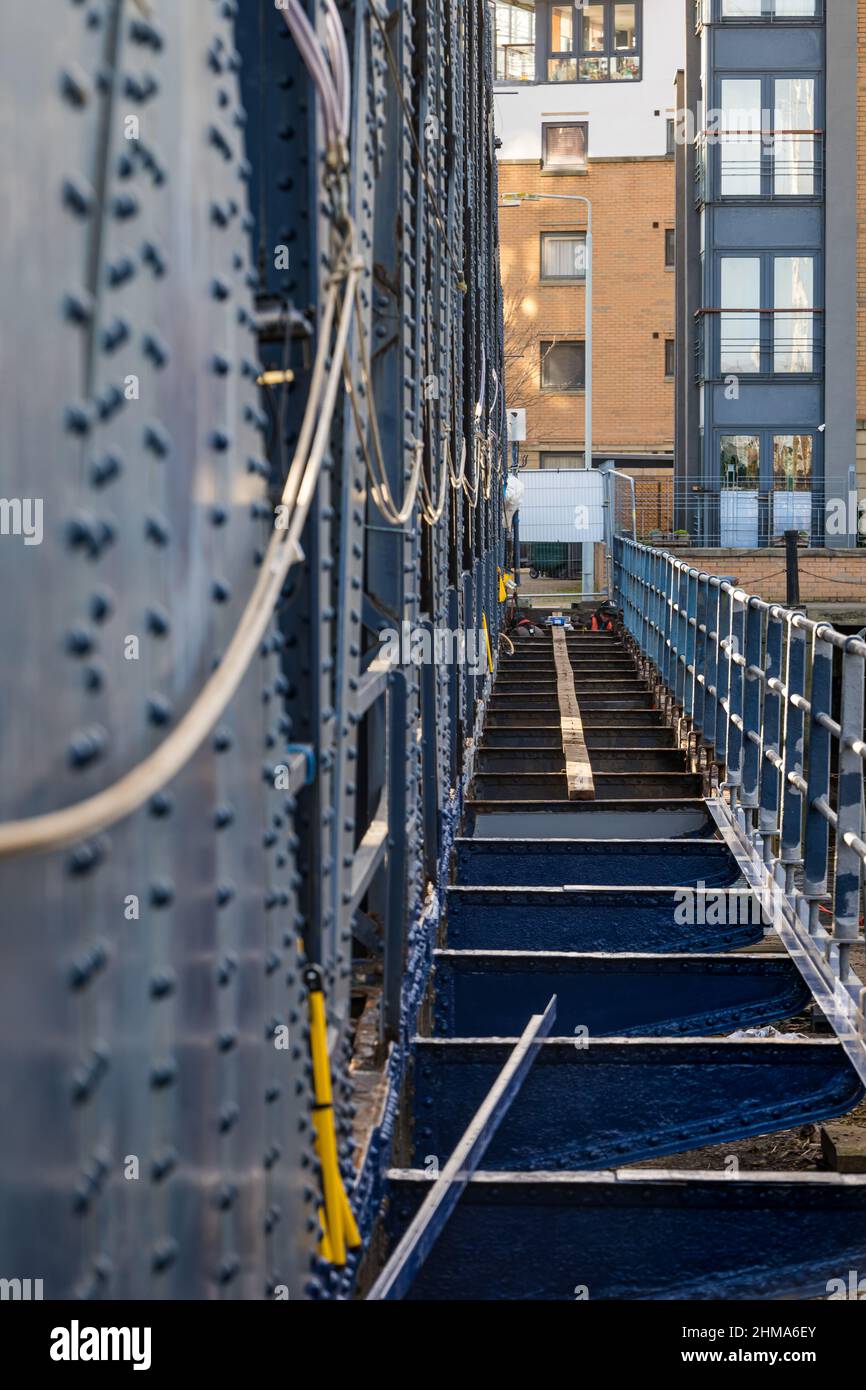 Leith, Edinburgh, Schottland, Großbritannien, 8th. Februar 2022. Im Bild: Es werden Arbeiten zur Wiederherstellung des Gehwegs der alten gusseisernen Schaukelbrücke, der Victoria Bridge, durchgeführt Stockfoto