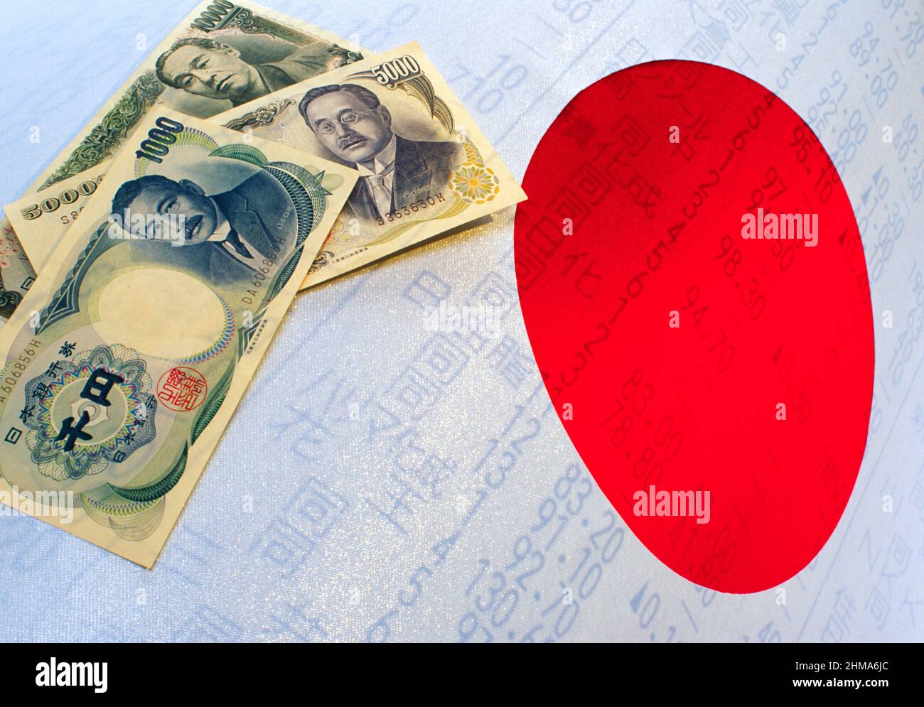 Japanischer Yen über Flagge, mit Aktienkursen, Stockfoto