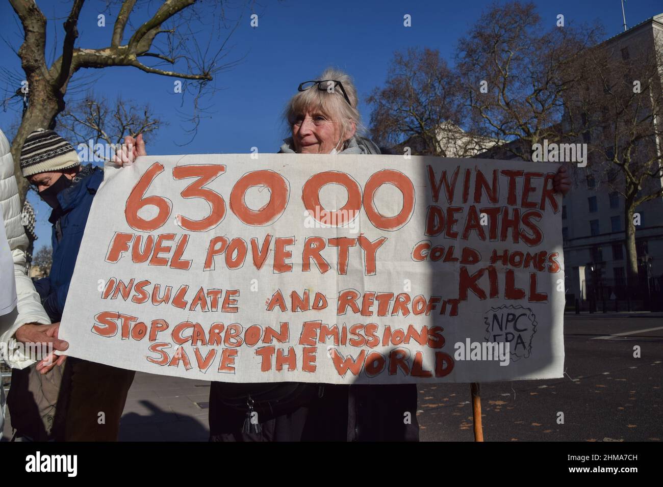 London, Großbritannien 7th. Februar 2022. Mitglieder der National Pensioners Convention und andere Aktivisten versammelten sich vor der Downing Street, um gegen die steigenden Kraftstoffpreise und Lebenshaltungskosten zu protestieren. Stockfoto