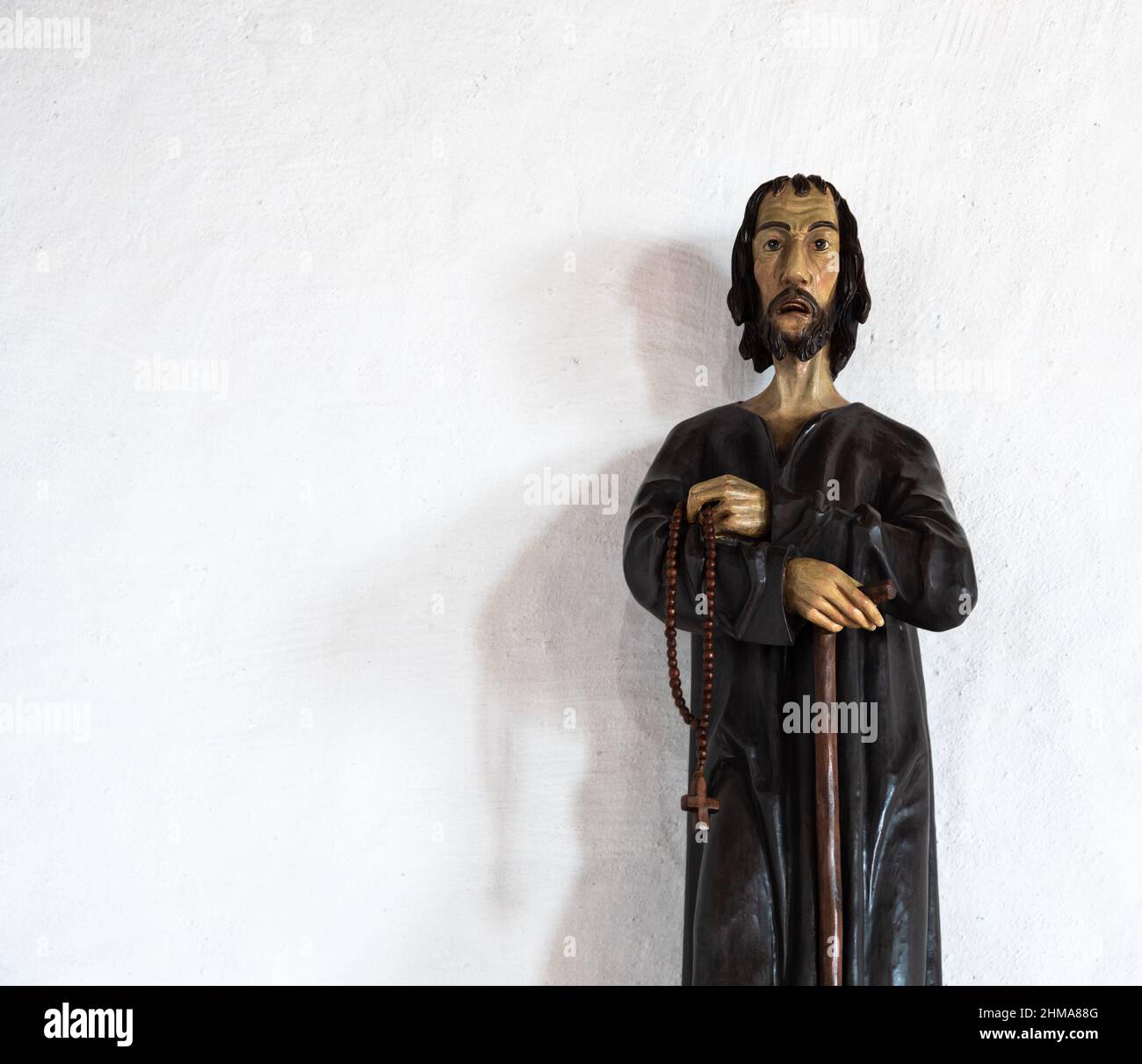 Flueli-Ranft, Schweiz - 18. Januar 2022: Die Statue des heiligen Bruders Niklaus-Klaus, schweizer schutzpatron, in der Kirche Flueli-Ranft. Stockfoto