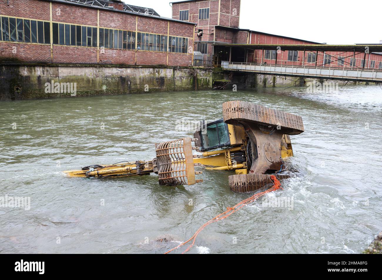 Hagen, Deutschland. 08th. Februar 2022. Ein Bagger wurde in die Volme bei Hagen gespült. Aufgrund des hohen Wasserstands nach dem anhaltenden Regen am Wochenende rutschte die rund 23 Tonnen schwere Maschine am Sonntag von einer temporären Rampe ab und wurde von der Strömung in den Fluss gespült. Der Bagger soll am Mittwoch wieder aufgeholt werden. (To dpa: 'Bagger to be recesed from the Volme near Hagen after flooding') Quelle: Alex Talash/dpa/Alamy Live News Stockfoto