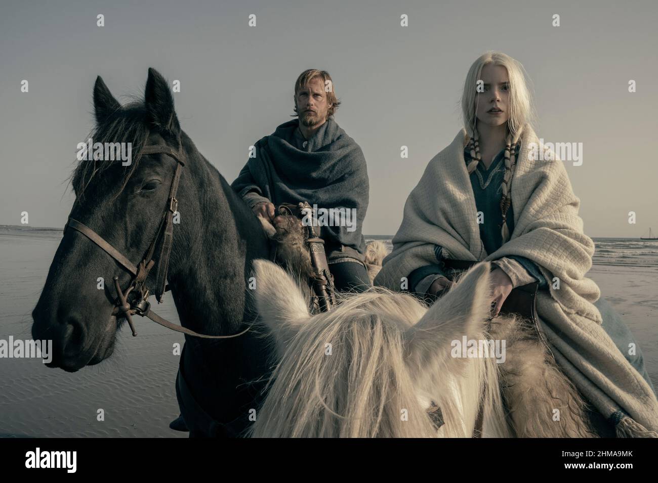 The Northman (2022) unter der Regie von Robert Eggers mit Alexander Skarsgård Stars als Amleth und Anya Taylor-Joy als Olga. Epos über einen jungen Wikingerprinzen auf seiner Suche nach der Rache für den Mord an seinem Vater. Stockfoto