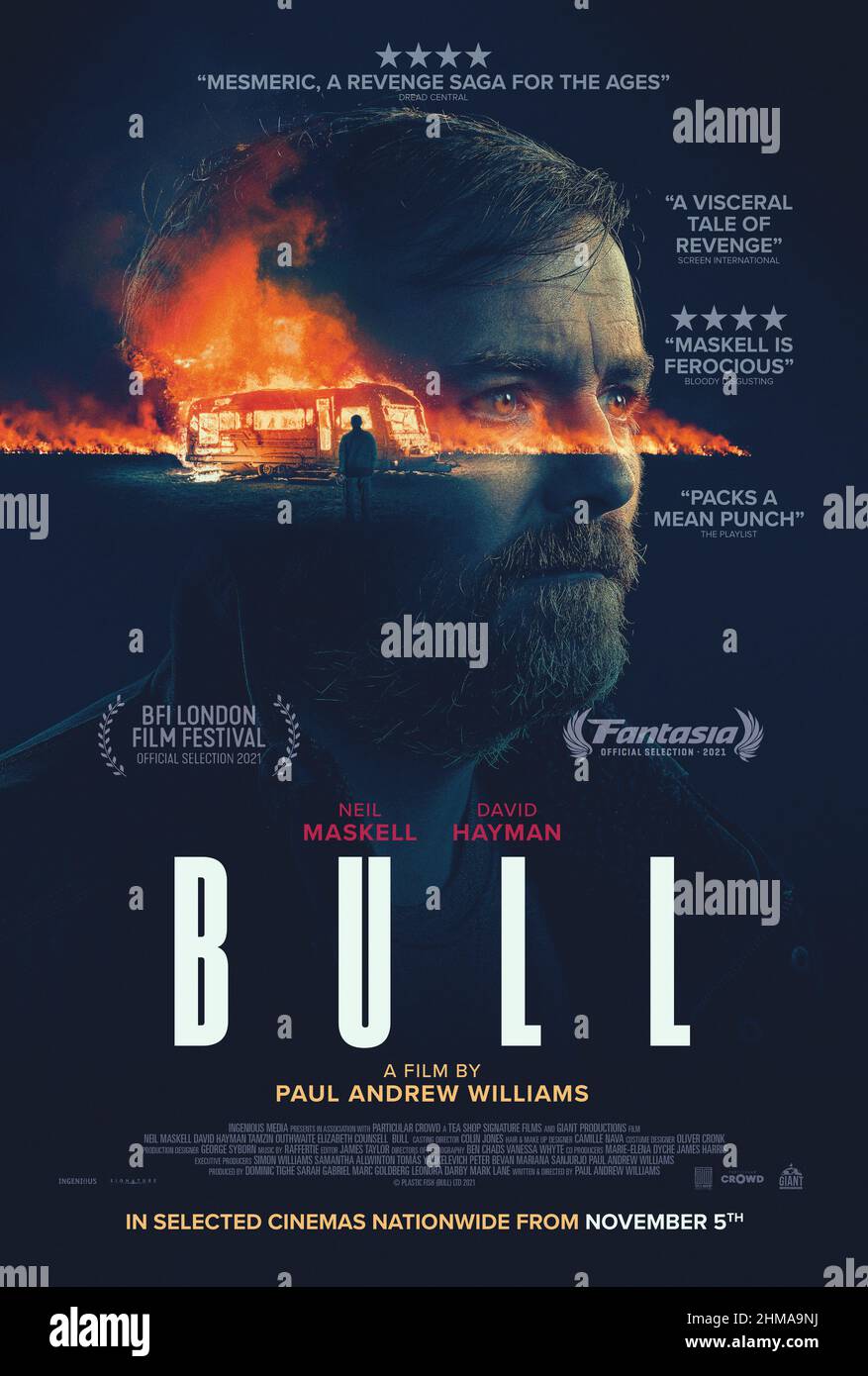 Bull (2021) unter der Regie von Paul Andrew Williams mit Adam Xander Angelides, Ivy Amelia Angelides und Lois Brabin-Platt. Bull kehrt nach einer 10-jährigen Abwesenheit auf mysteröse Weise nach Hause zurück, um Rache an denjenigen zu üben, die ihn vor all den Jahren doppelt überquert haben. Stockfoto