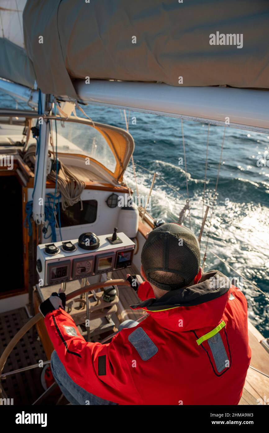 Mann Steueryacht auf der Bucht von Alicante, Costa Blanca, Spanien Stockfoto