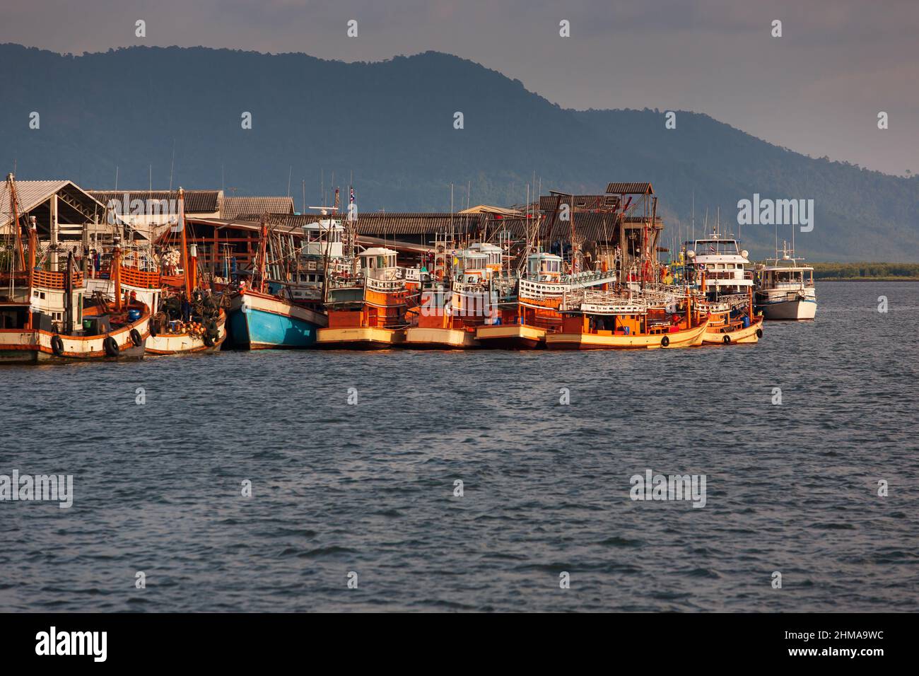Ein Fischereihafen in der Andamanensee oder Burma See in der Nähe der Grenze zu Thailand und Myanmar. Stockfoto