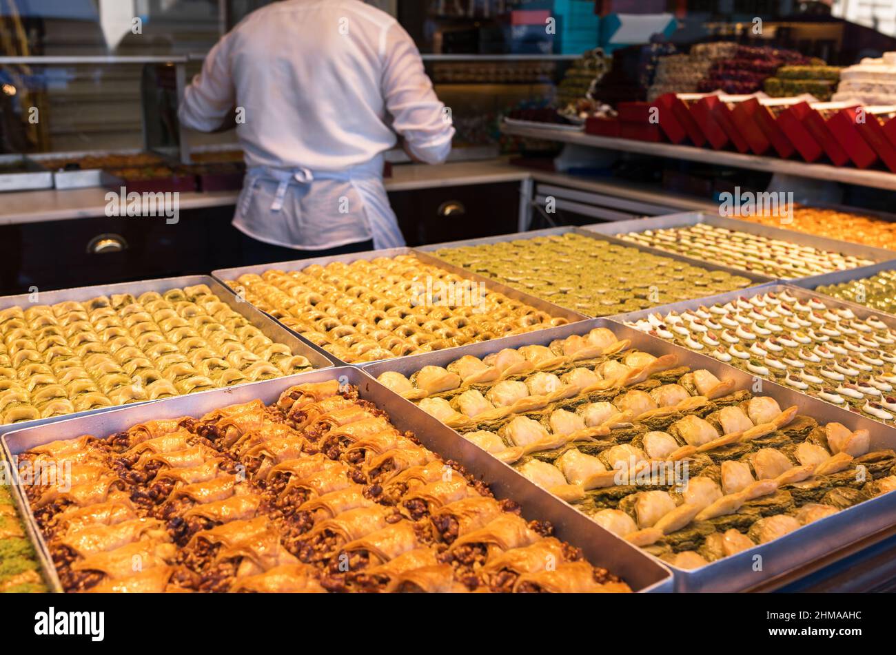 Verschiedene türkische Baklava Gebäck Dessert zum Verkauf in einer Konditorei in einer Straße von Istanbul, Türkei. Baclava war eines der beliebtesten süßen Backwaren Stockfoto
