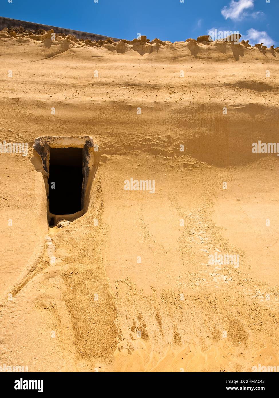 Kalksteinfelsen geschnitzte Unterschlupf in Gozo Stockfoto