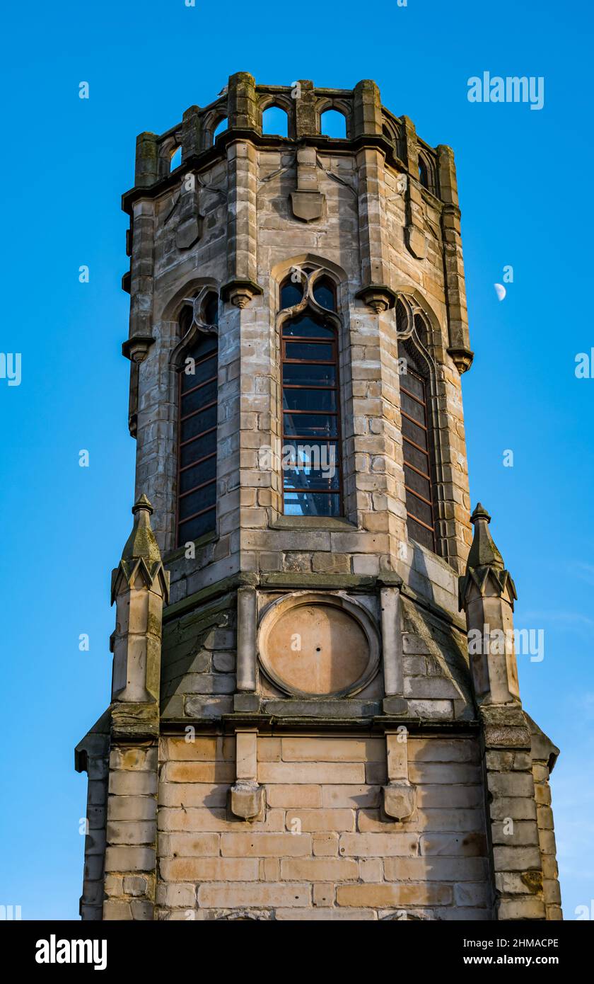 Sechseckiger Kirchturm mit einem Halbmond, der in hellblauem Himmel sichtbar ist, Leith, Edinburgh, Schottland, Großbritannien Stockfoto