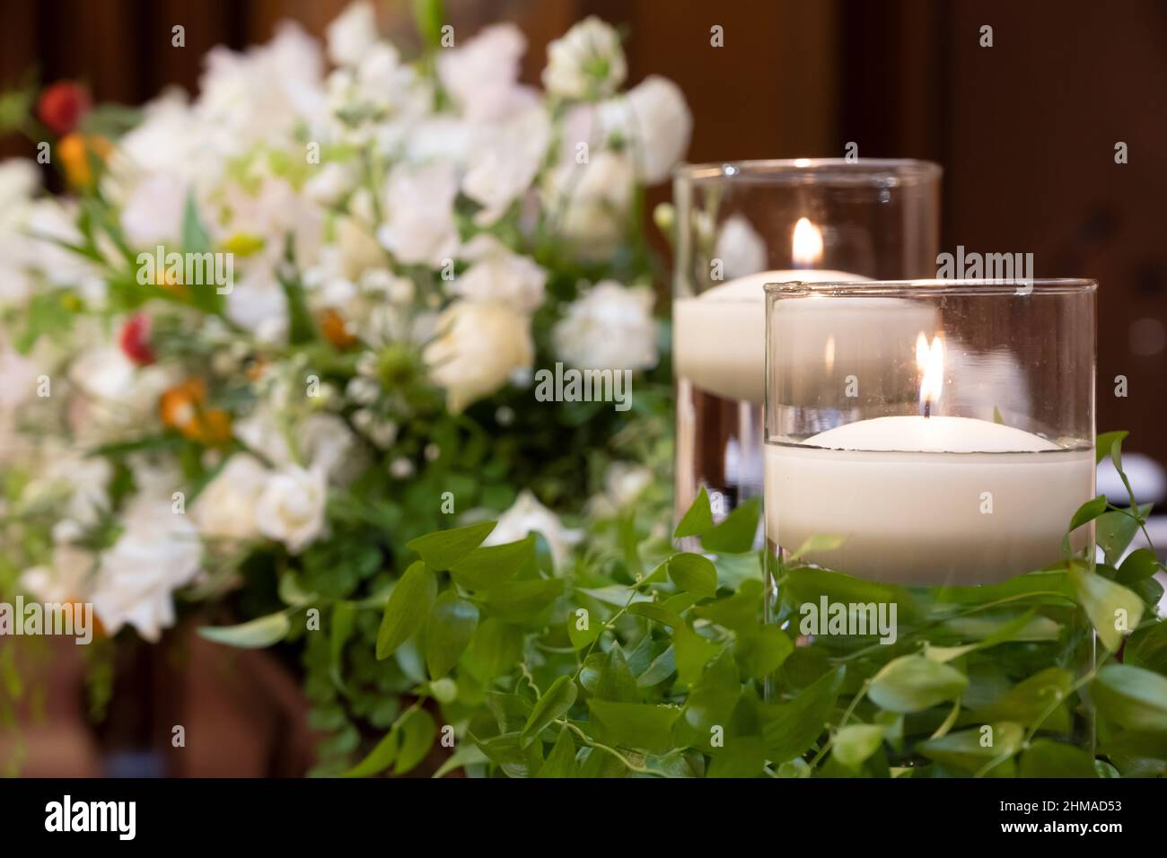 Farbenfrohe Blumen, die bei Hochzeitsempfängen verwendet werden Stockfoto