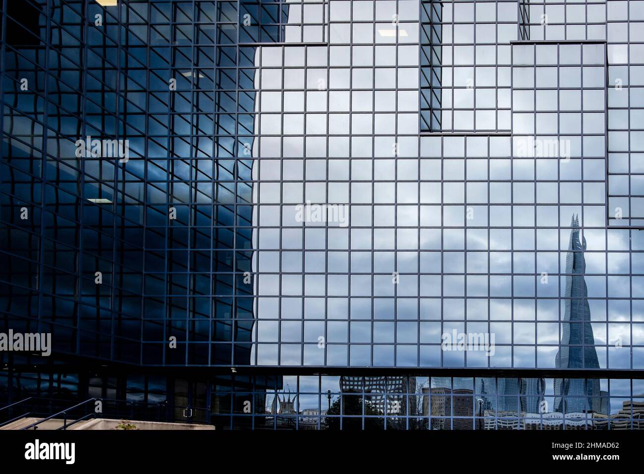 Blauverglaste Außenfassade des Northern Shell-Gebäudes, Lower Thames Street, London, Großbritannien Stockfoto