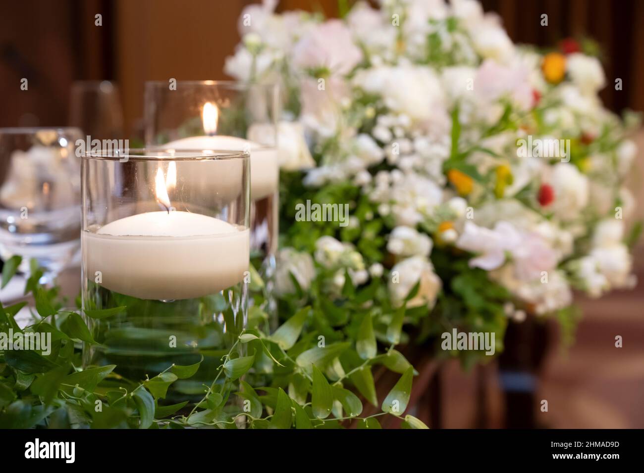 Farbenfrohe Blumen, die bei Hochzeitsempfängen verwendet werden Stockfoto