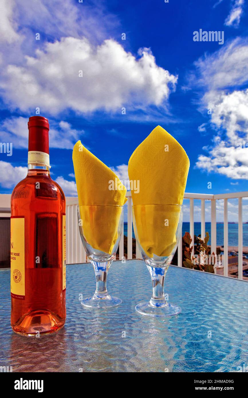 Rose' Wine Bottle und zwei Gläser über blauem Himmel Stockfoto