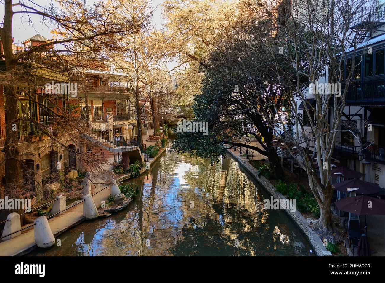 Blick auf den san antonio Riverwalk an einem ruhigen, lebhaften Wintermorgen Stockfoto