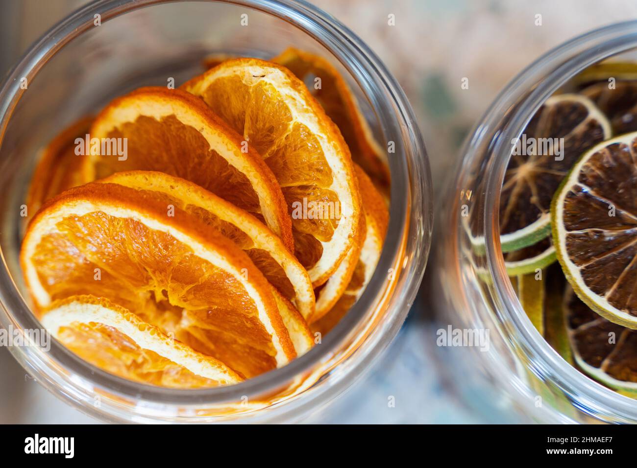 Getrocknete Orangen- und Limettenscheiben warten darauf, an einer Bar zu Cocktails hinzugefügt zu werden Stockfoto