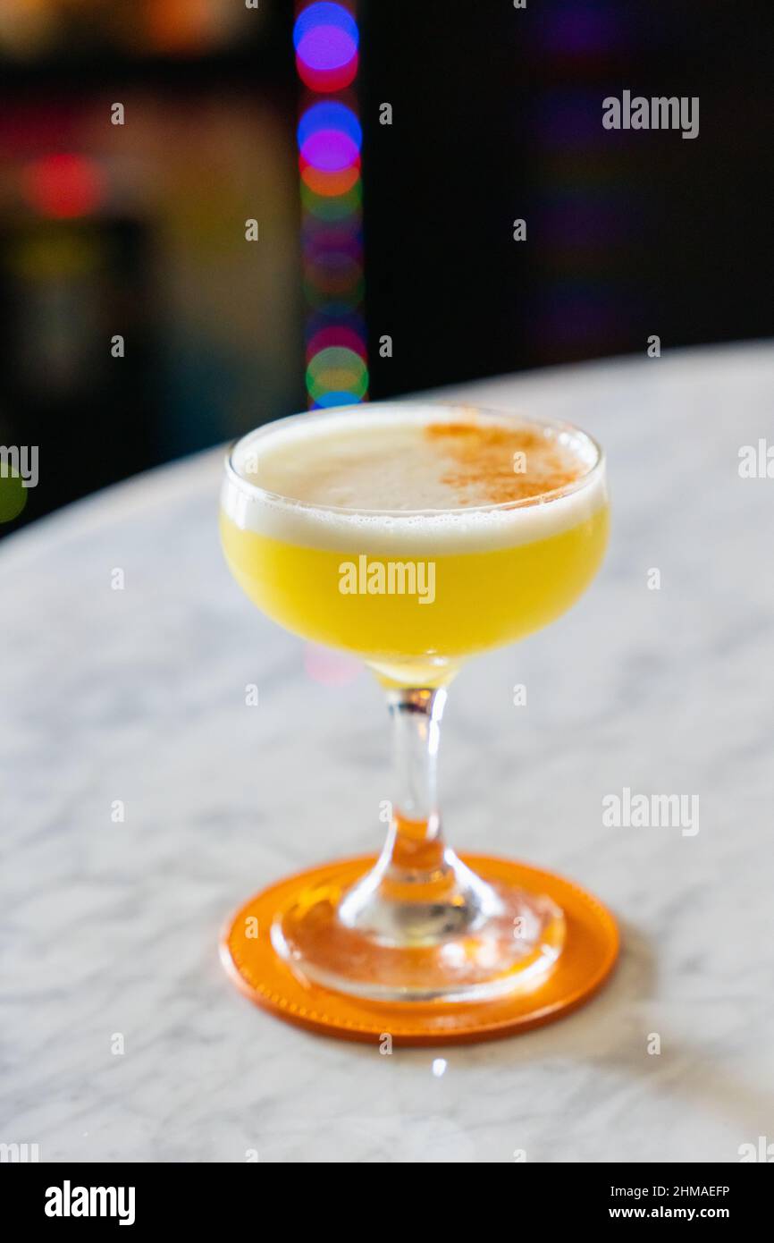 Mezcal Ananaslime Cocktail mit Ingwer-Garnitur Stockfoto