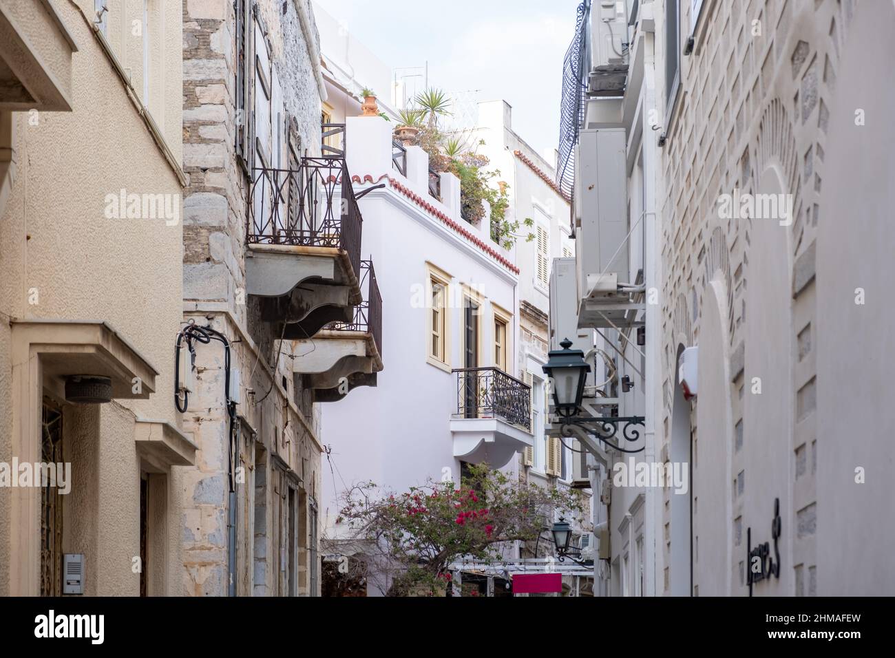 Griechenland. Ermoupolis Syros, Kykladen. Traditionelle Architektur, schmale Straße, Balkon und Laterne Stockfoto